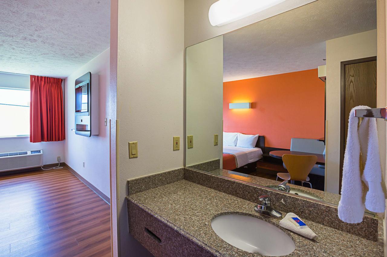 Motel 6 Omaha - Iat West Екстер'єр фото