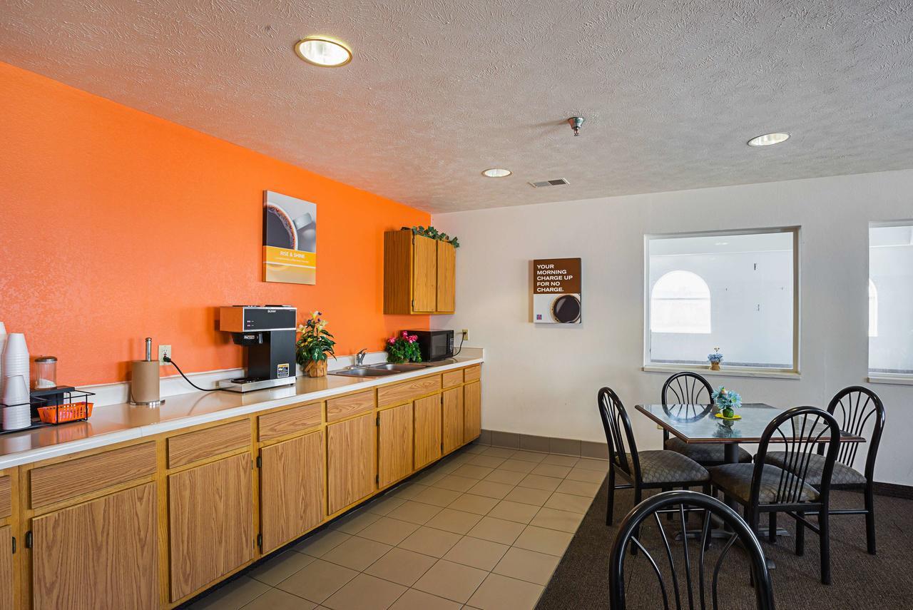 Motel 6 Omaha - Iat West Екстер'єр фото